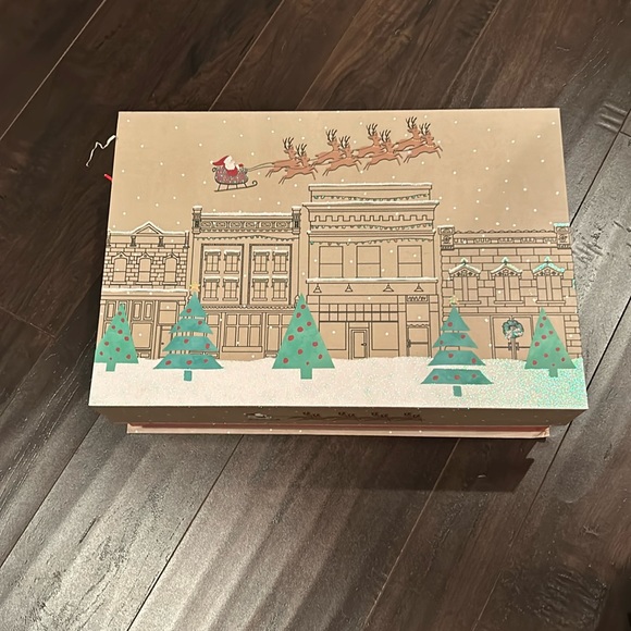 Christmas Gift Box - Picture 1 of 2